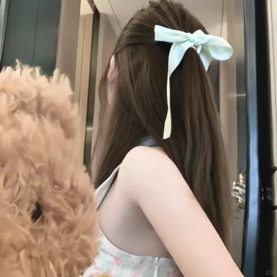 微光下的蓝色男孩
